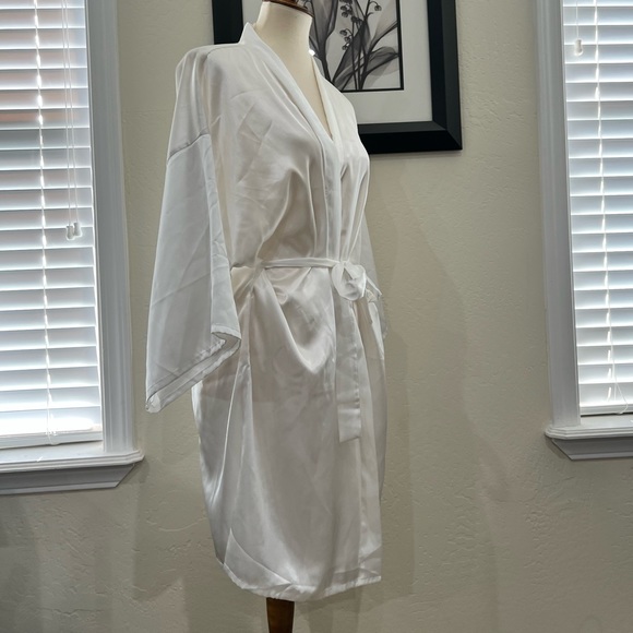 NWOT White with gold bride robe o/s - Picture 3 of 6